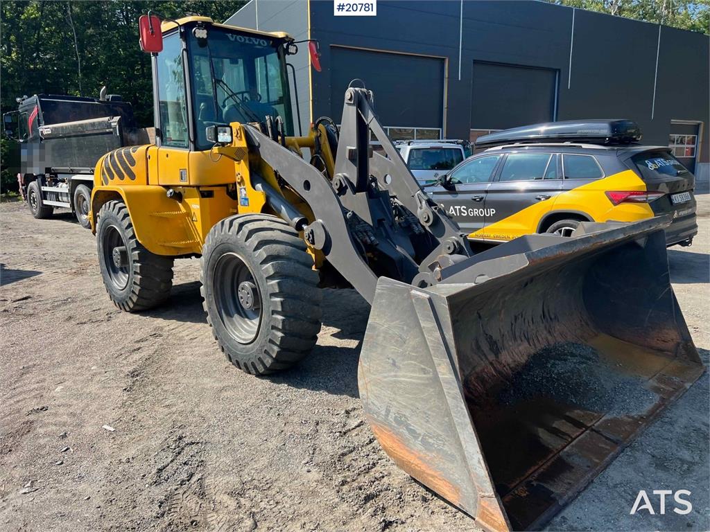 Volvo L45B wheel loader w/ Bucket. WATCH VIDEO