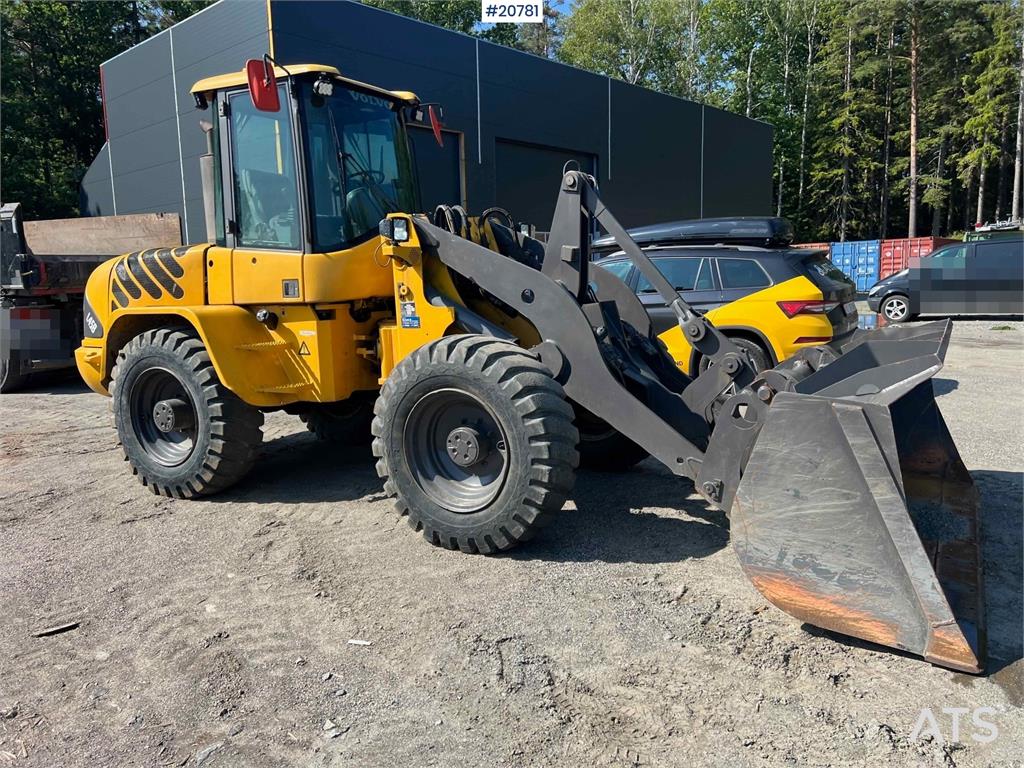 Volvo L45B wheel loader w/ Bucket. WATCH VIDEO