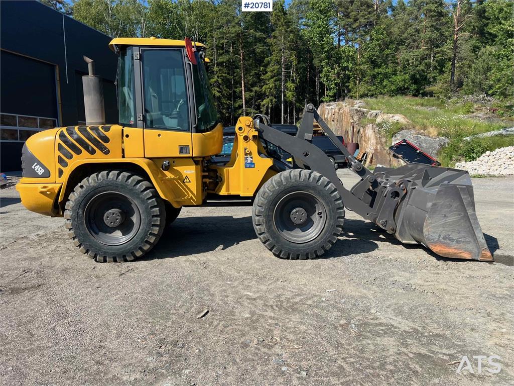 Volvo L45B wheel loader w/ Bucket. WATCH VIDEO