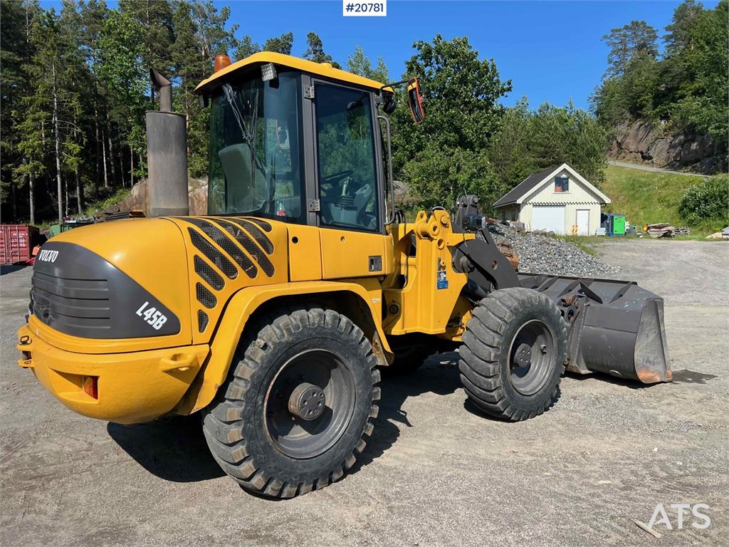 Volvo L45B wheel loader w/ Bucket. WATCH VIDEO