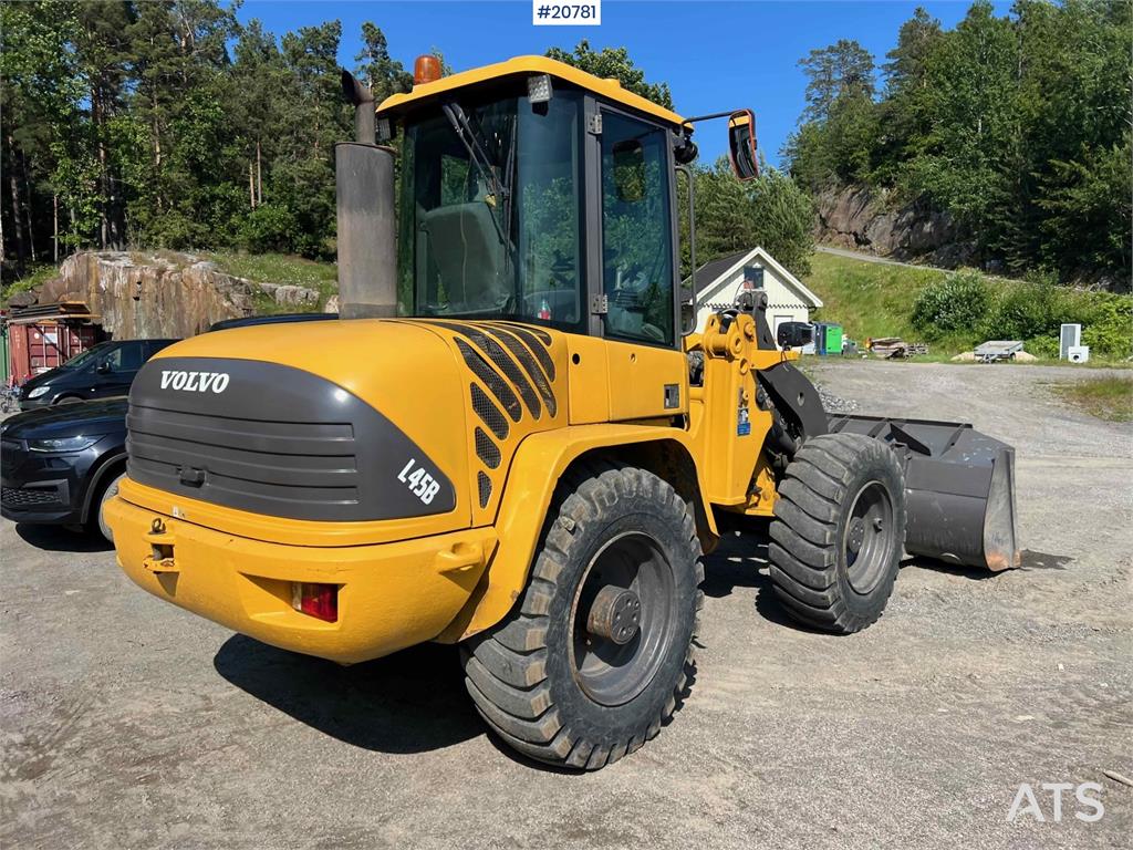 Volvo L45B wheel loader w/ Bucket. WATCH VIDEO