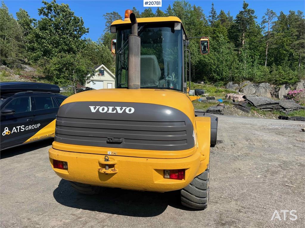 Volvo L45B wheel loader w/ Bucket. WATCH VIDEO