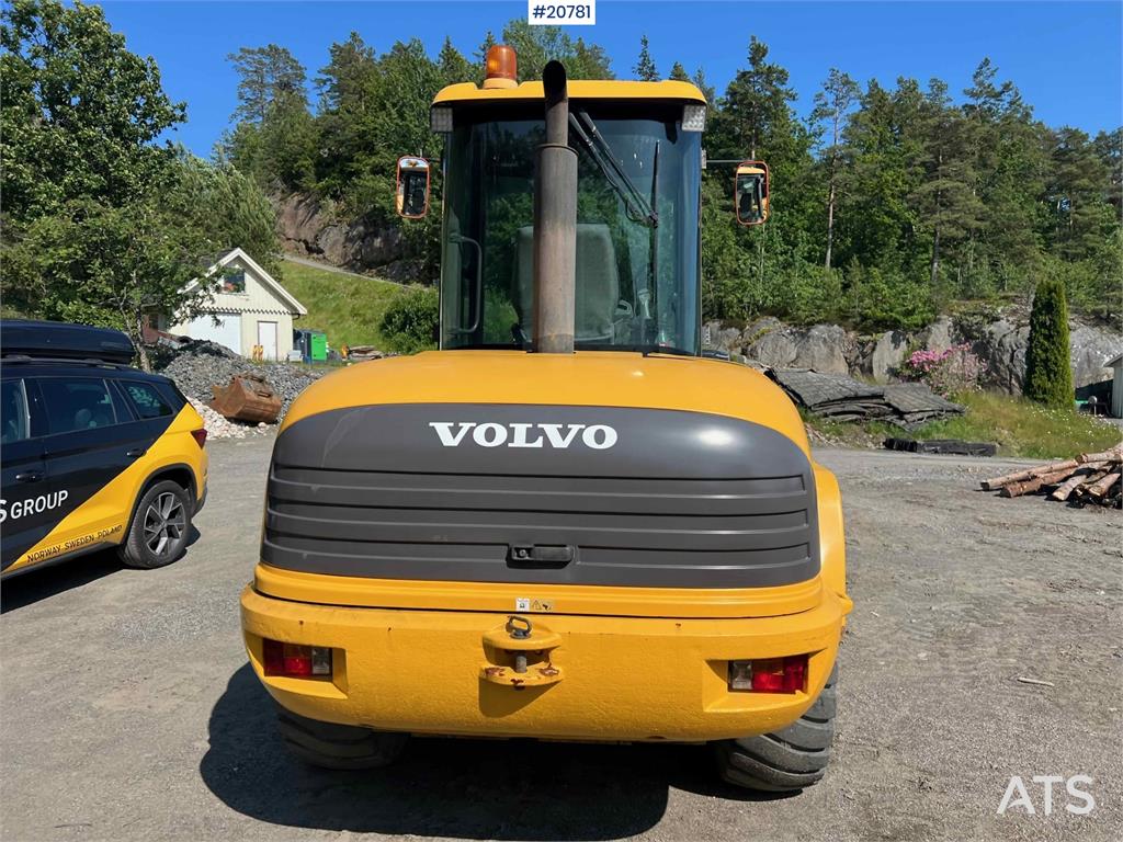 Volvo L45B wheel loader w/ Bucket. WATCH VIDEO