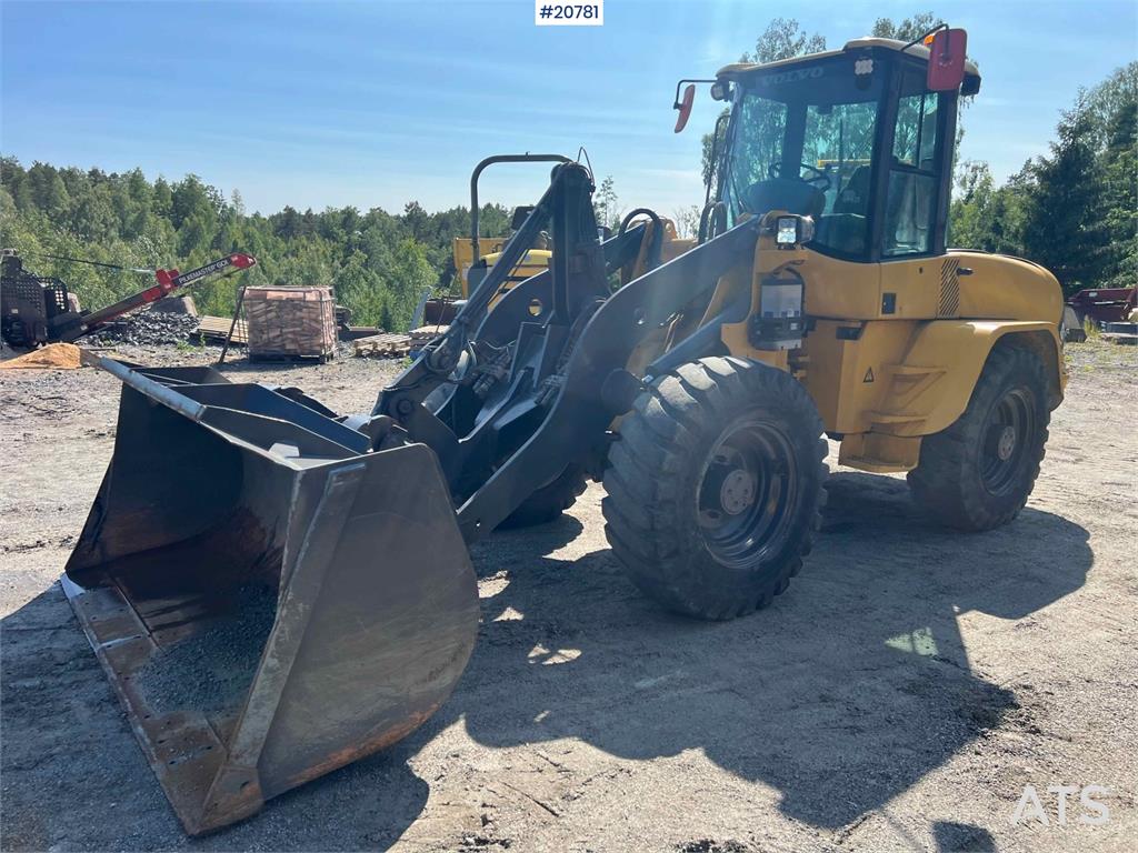 Volvo L45B wheel loader w/ Bucket. WATCH VIDEO