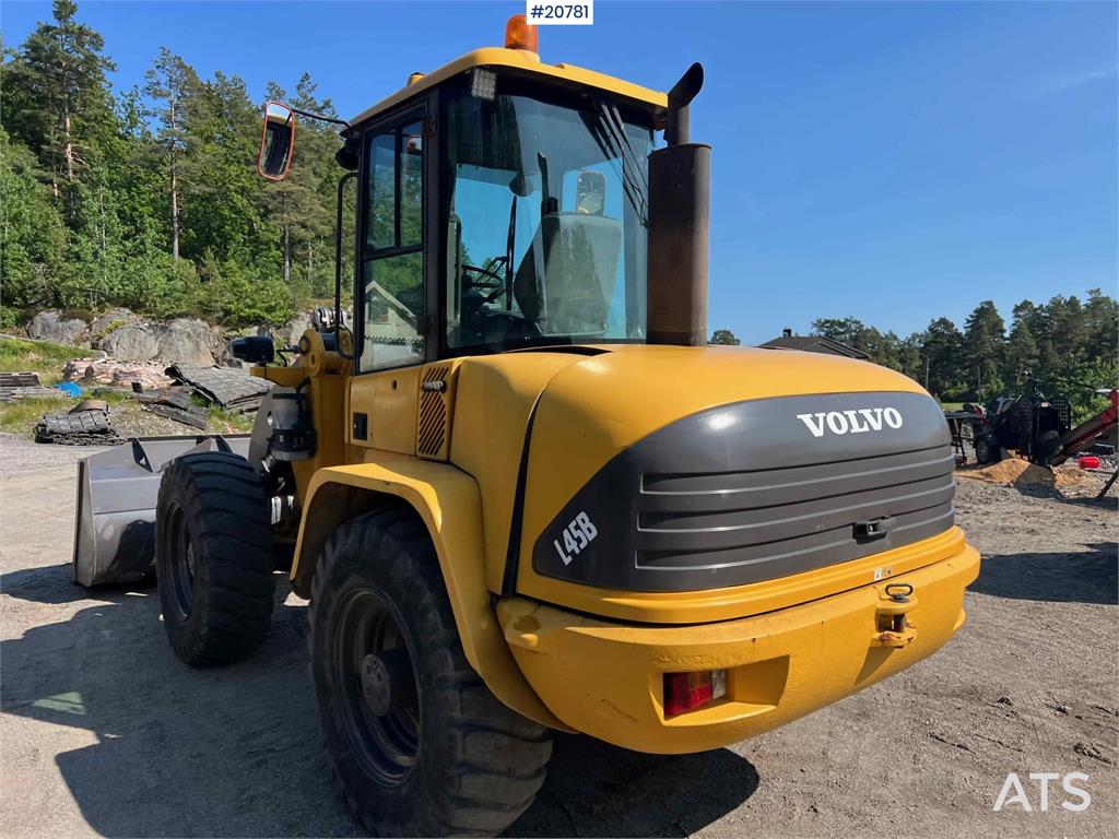 Volvo L45B wheel loader w/ Bucket. WATCH VIDEO