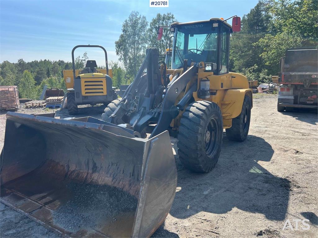 Volvo L45B wheel loader w/ Bucket. WATCH VIDEO