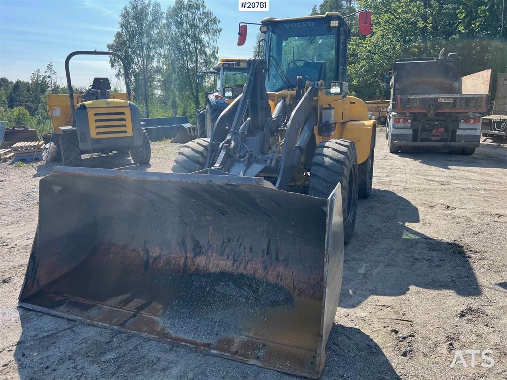 Volvo L45B wheel loader w/ Bucket. WATCH VIDEO