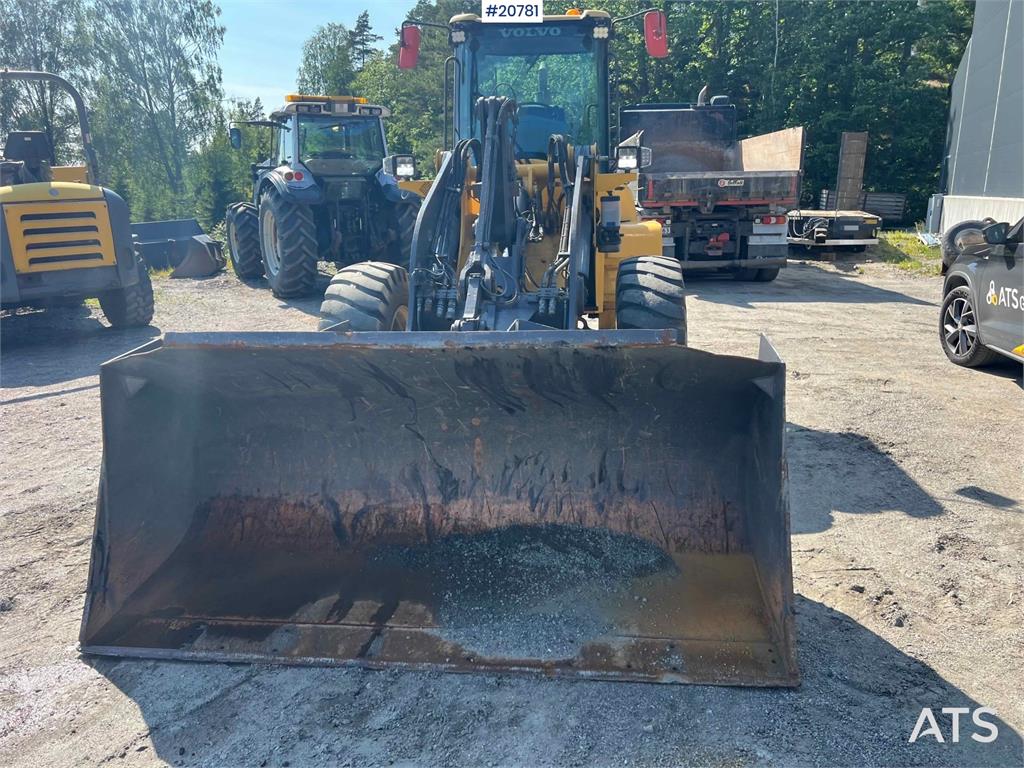 Volvo L45B wheel loader w/ Bucket. WATCH VIDEO