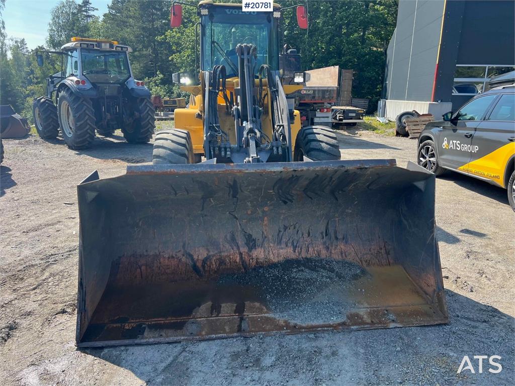 Volvo L45B wheel loader w/ Bucket. WATCH VIDEO