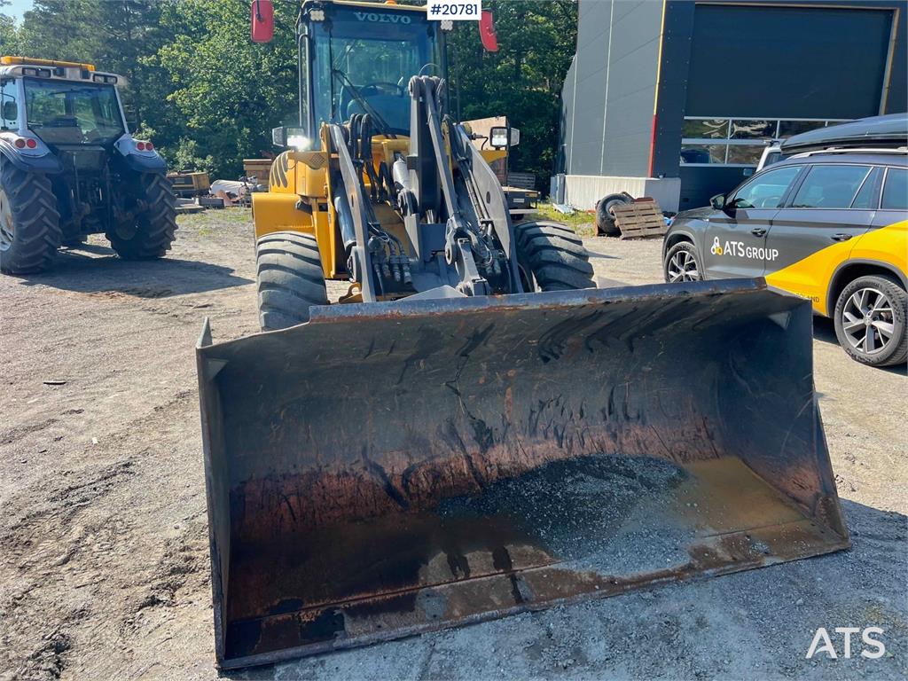 Volvo L45B wheel loader w/ Bucket. WATCH VIDEO