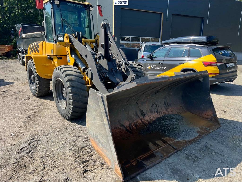 Volvo L45B wheel loader w/ Bucket. WATCH VIDEO