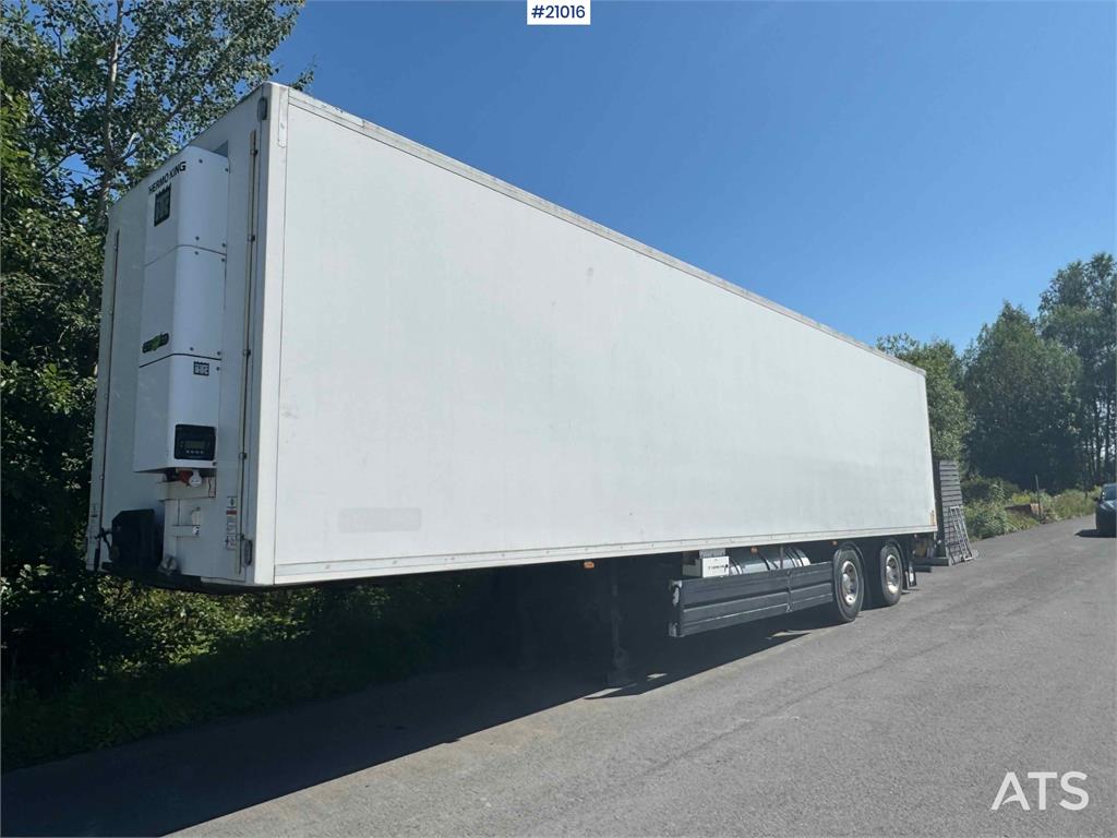 Renders Semitrailer with refrigeration unit!