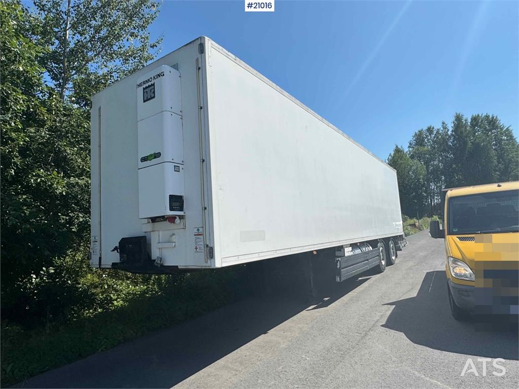 Renders Semitrailer with refrigeration unit!