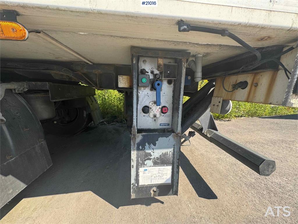 Renders Semitrailer with refrigeration unit!