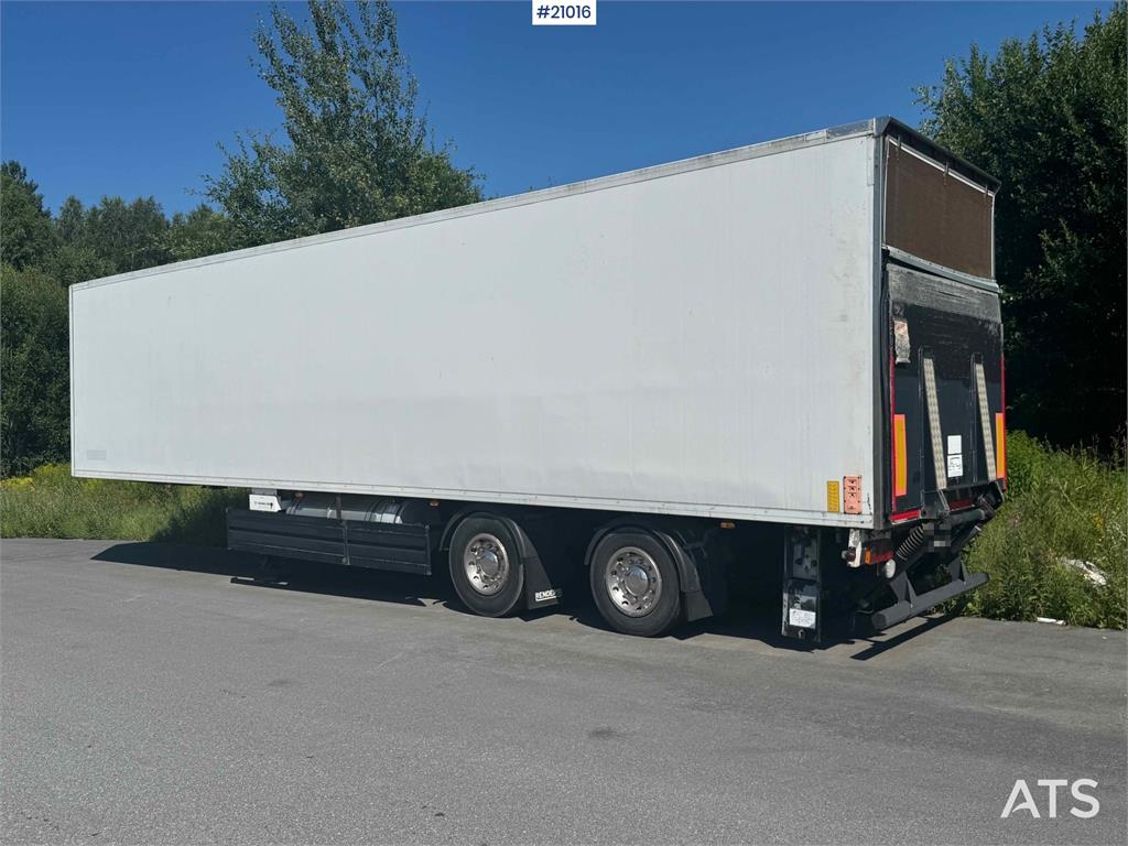 Renders Semitrailer with refrigeration unit!