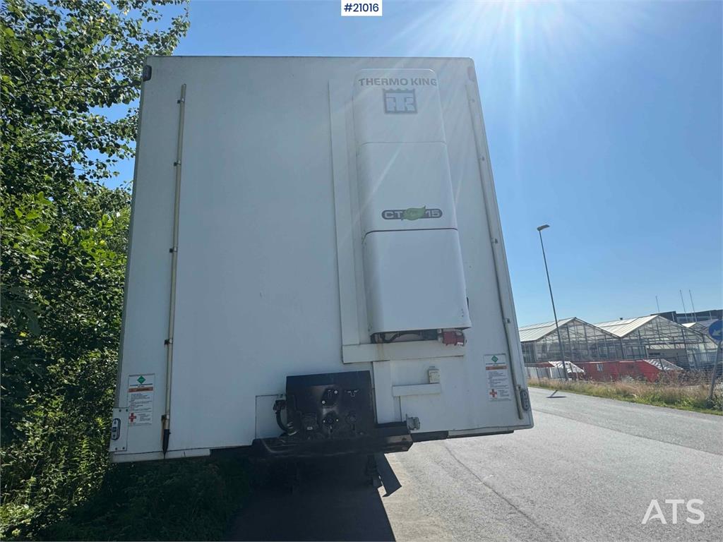 Renders Semitrailer with refrigeration unit!