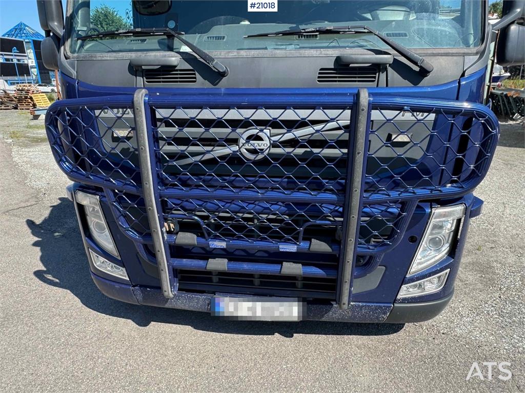 Volvo FM 370 box truck with full side opening!