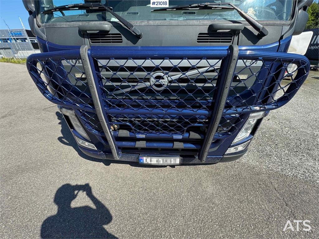 Volvo FM 370 box truck with full side opening!