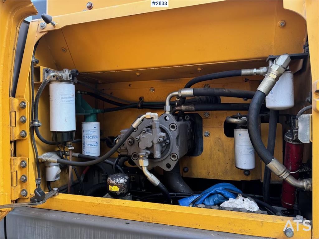 Volvo EC250DL Crawler excavator w/ bucket. Replaced chas