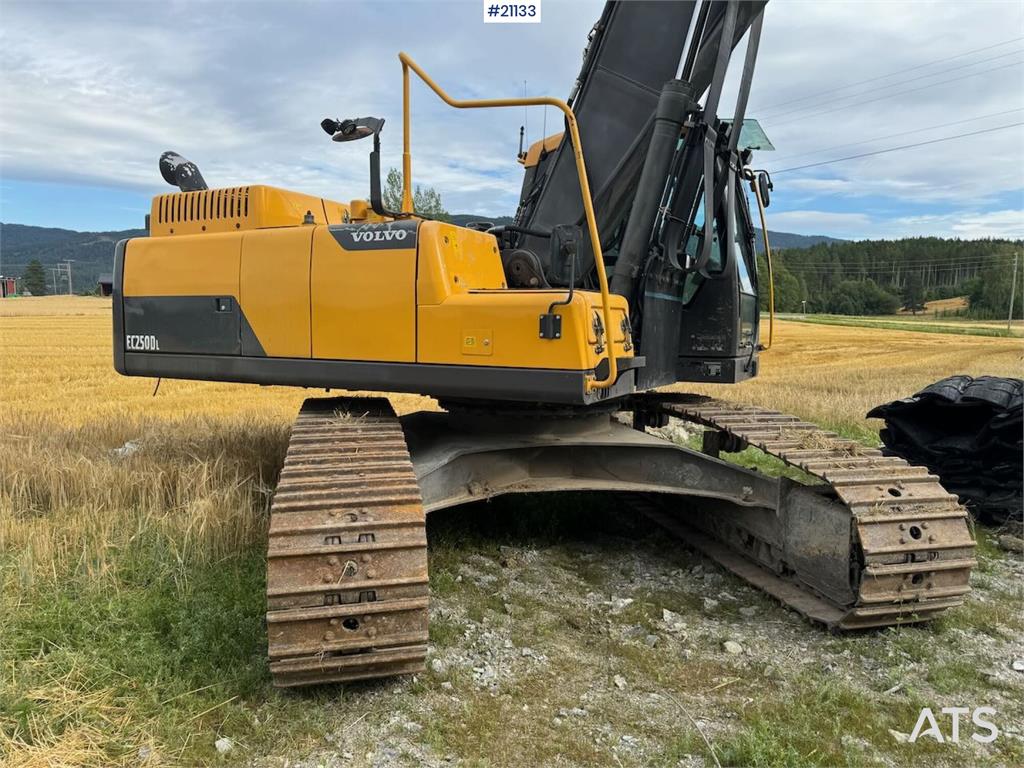 Volvo EC250DL Crawler excavator w/ bucket. Replaced chas