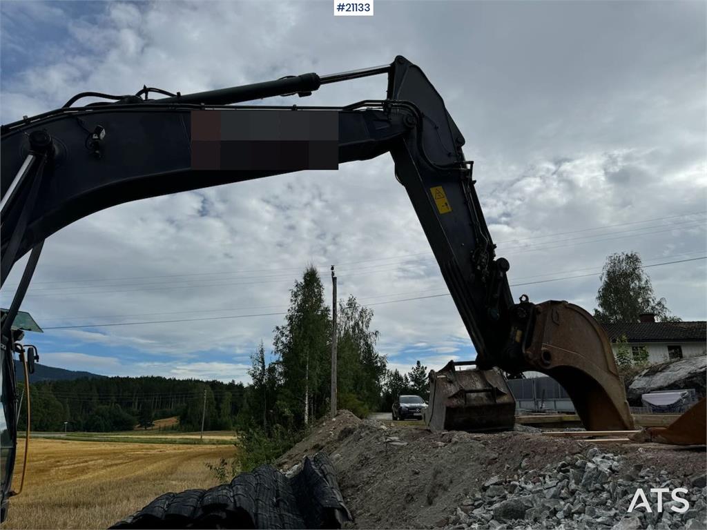 Volvo EC250DL Crawler excavator w/ bucket. Replaced chas