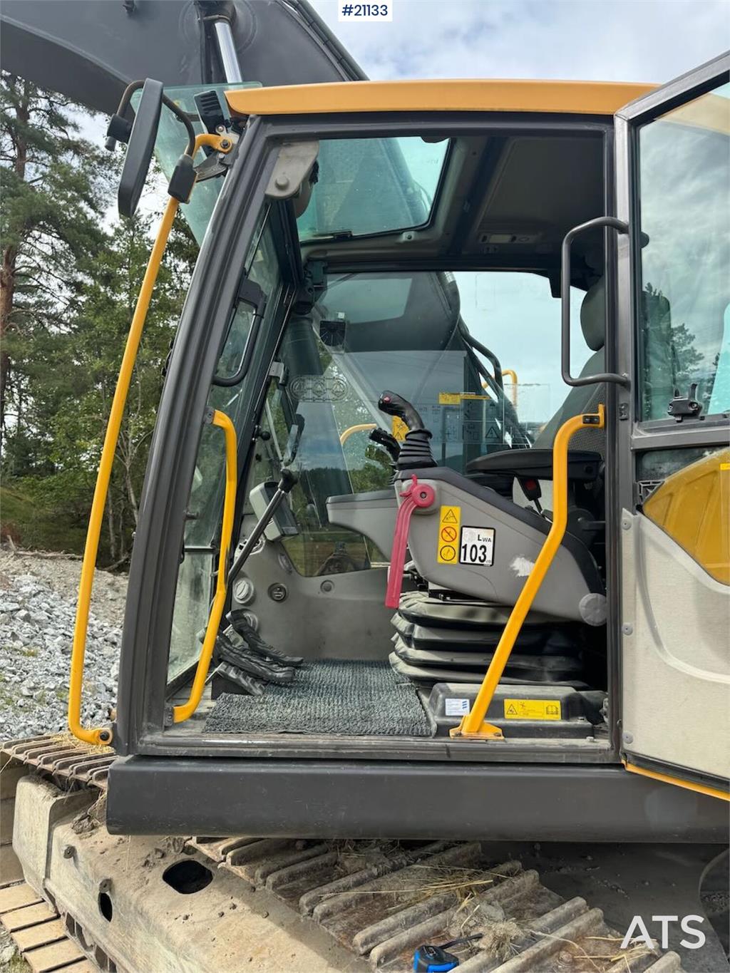 Volvo EC250DL Crawler excavator w/ bucket. Replaced chas