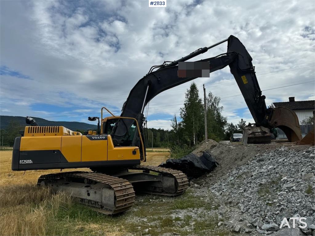 Volvo EC250DL Crawler excavator w/ bucket. Replaced chas