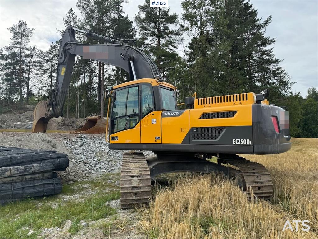 Volvo EC250DL Crawler excavator w/ bucket. Replaced chas