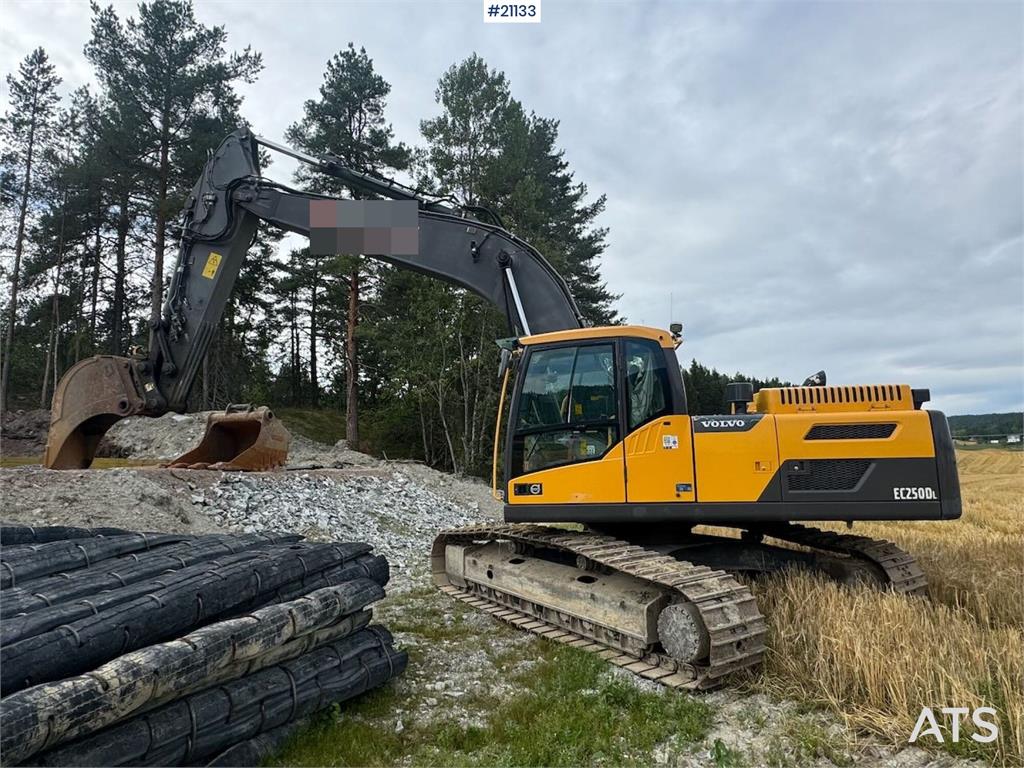 Volvo EC250DL Crawler excavator w/ bucket. Replaced chas
