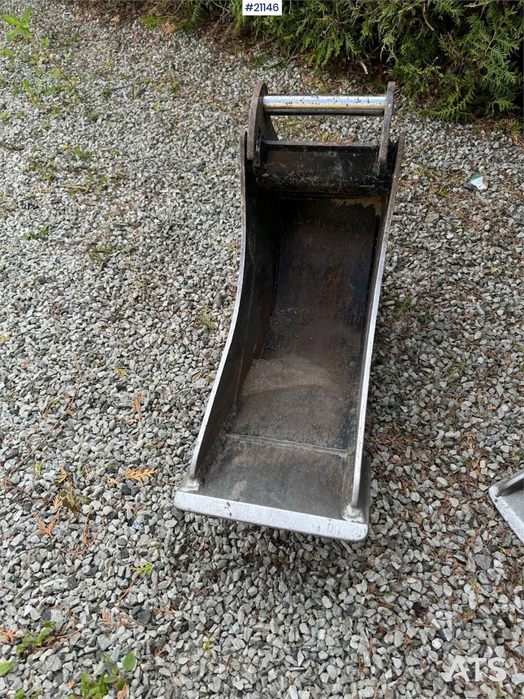 Hyundai HX10A mini excavator w/ 3 drawers. 266 hours.
