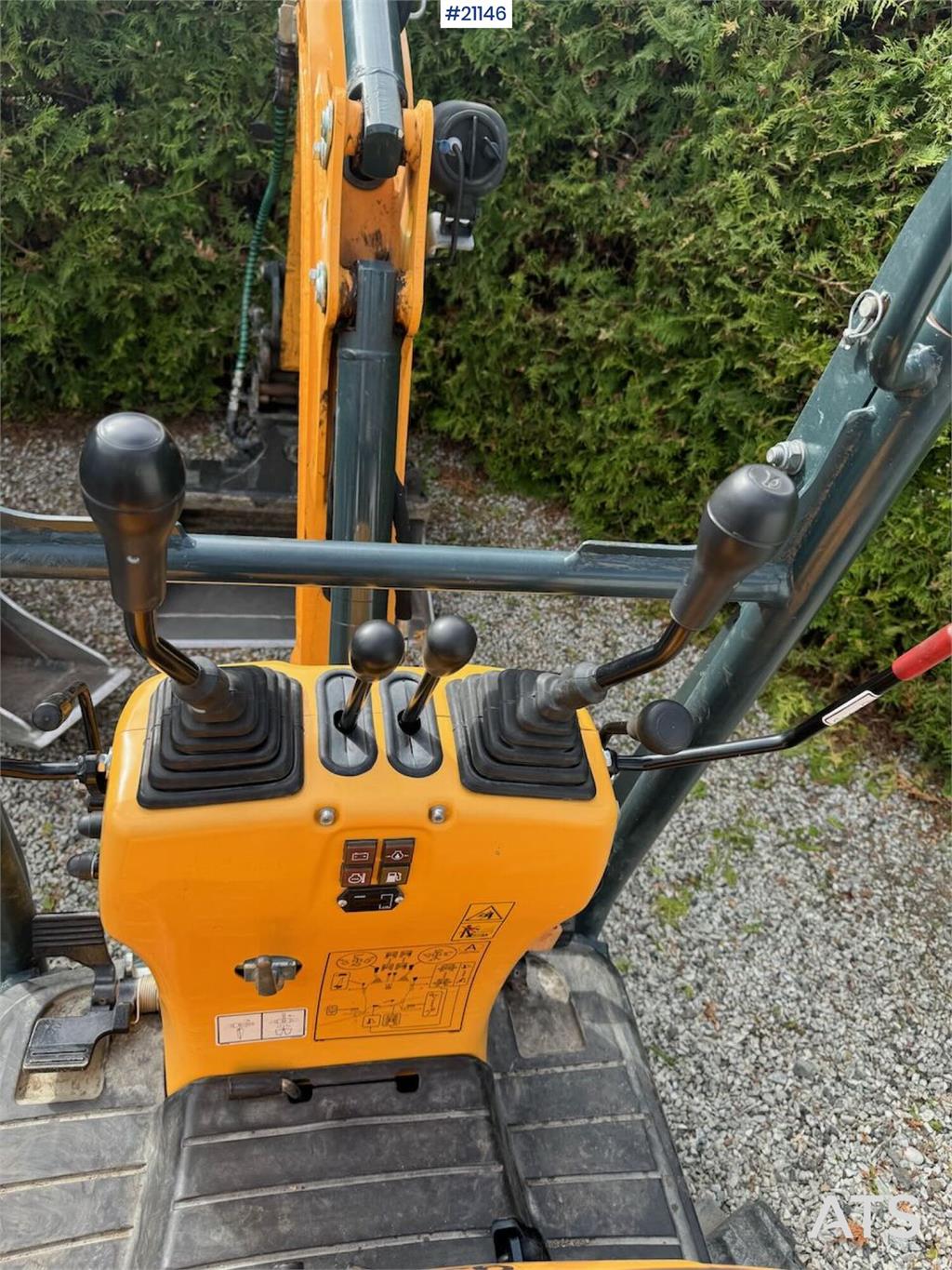 Hyundai HX10A mini excavator w/ 3 drawers. 266 hours.