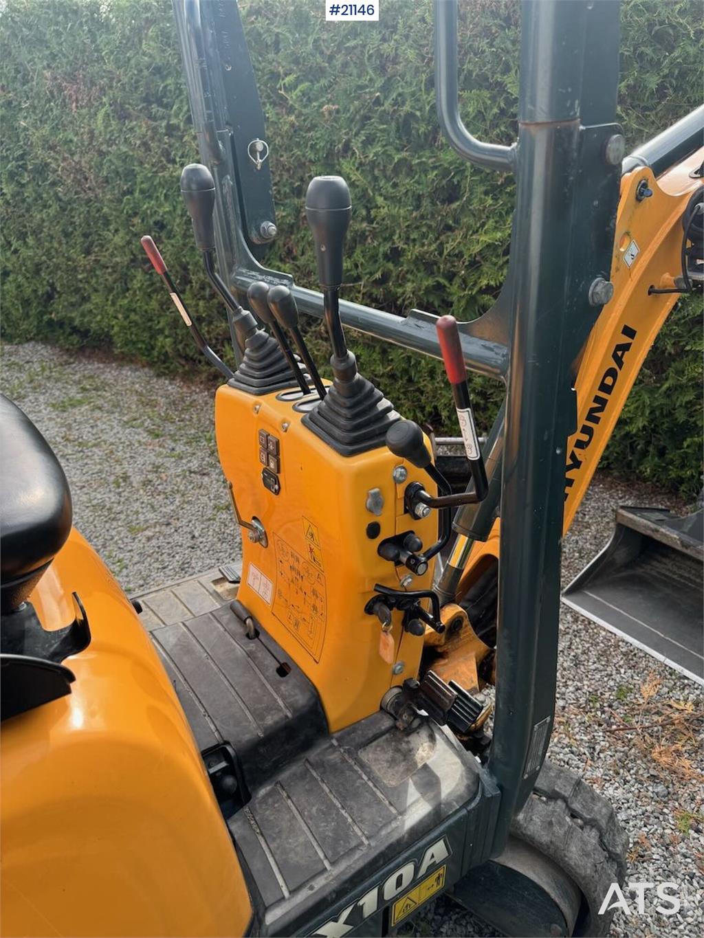 Hyundai HX10A mini excavator w/ 3 drawers. 266 hours.