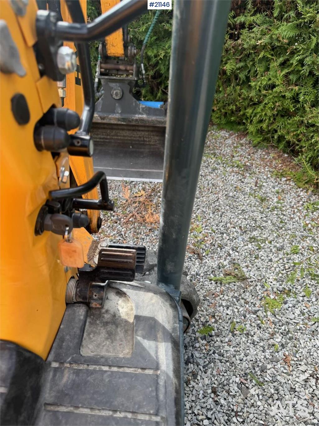 Hyundai HX10A mini excavator w/ 3 drawers. 266 hours.