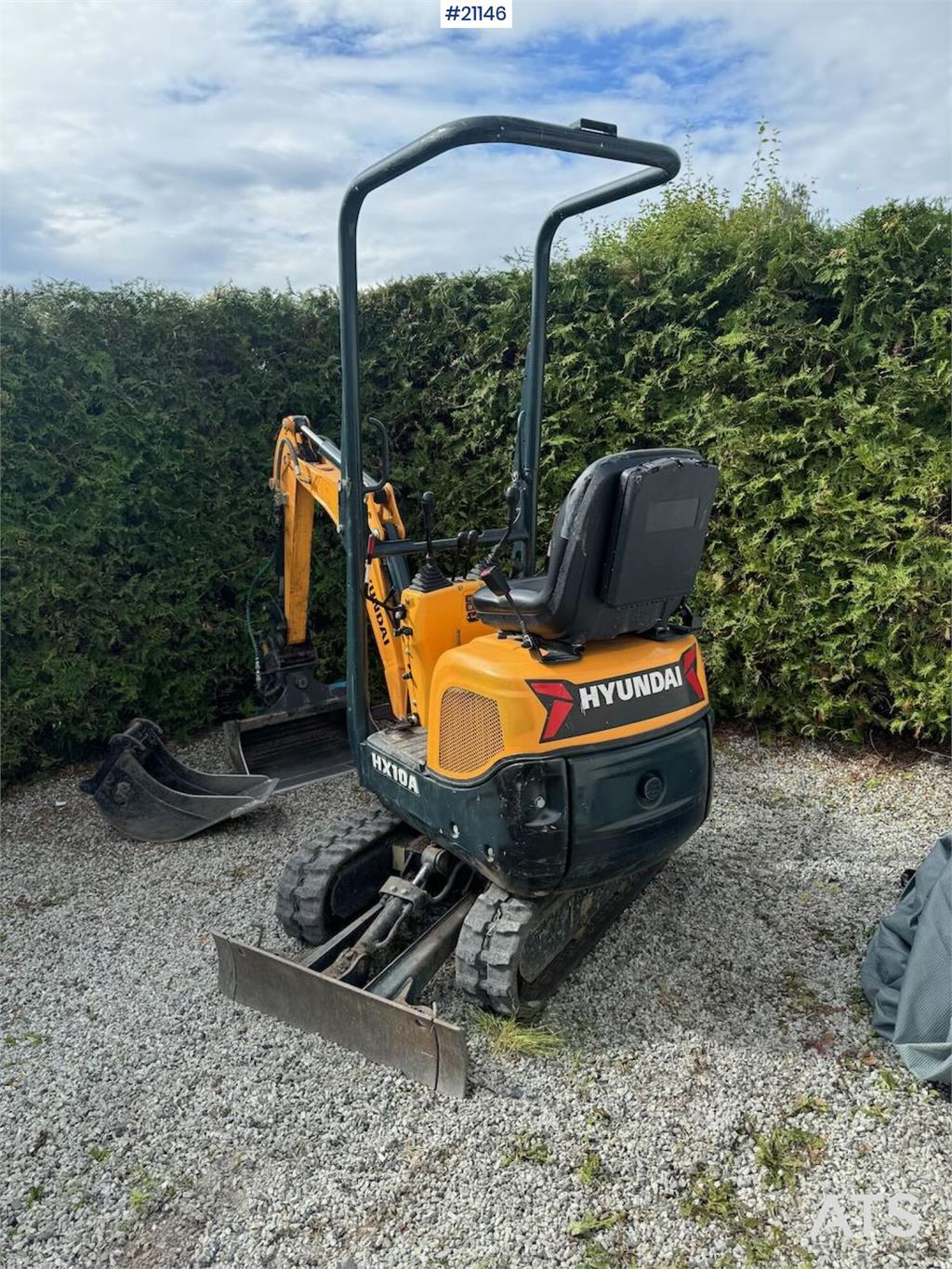 Hyundai HX10A mini excavator w/ 3 drawers. 266 hours.