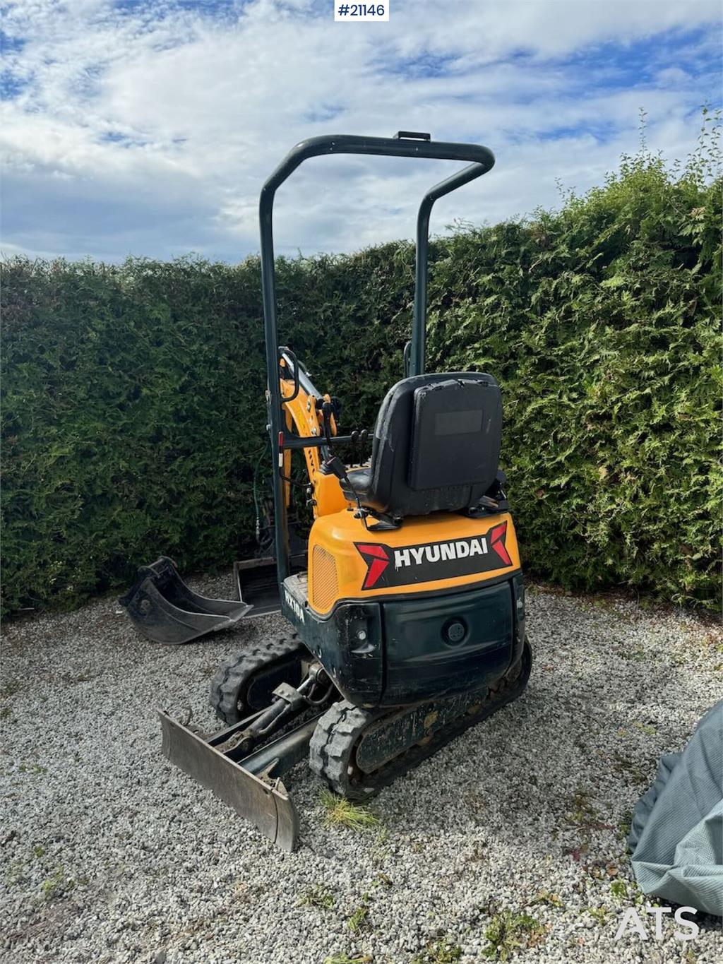 Hyundai HX10A mini excavator w/ 3 drawers. 266 hours.