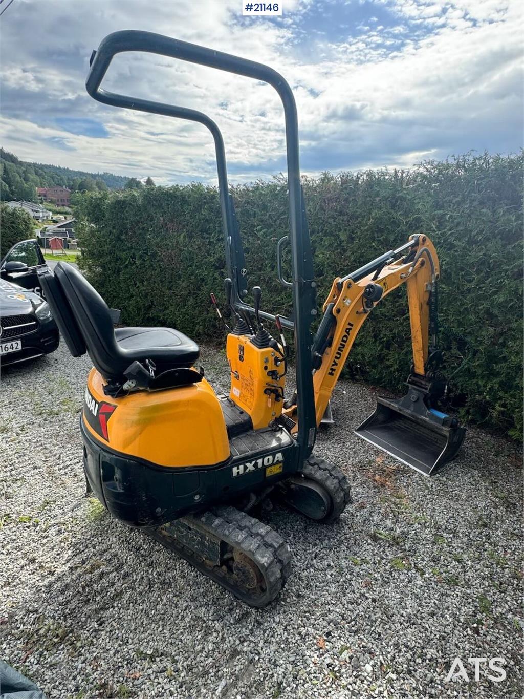 Hyundai HX10A mini excavator w/ 3 drawers. 266 hours.