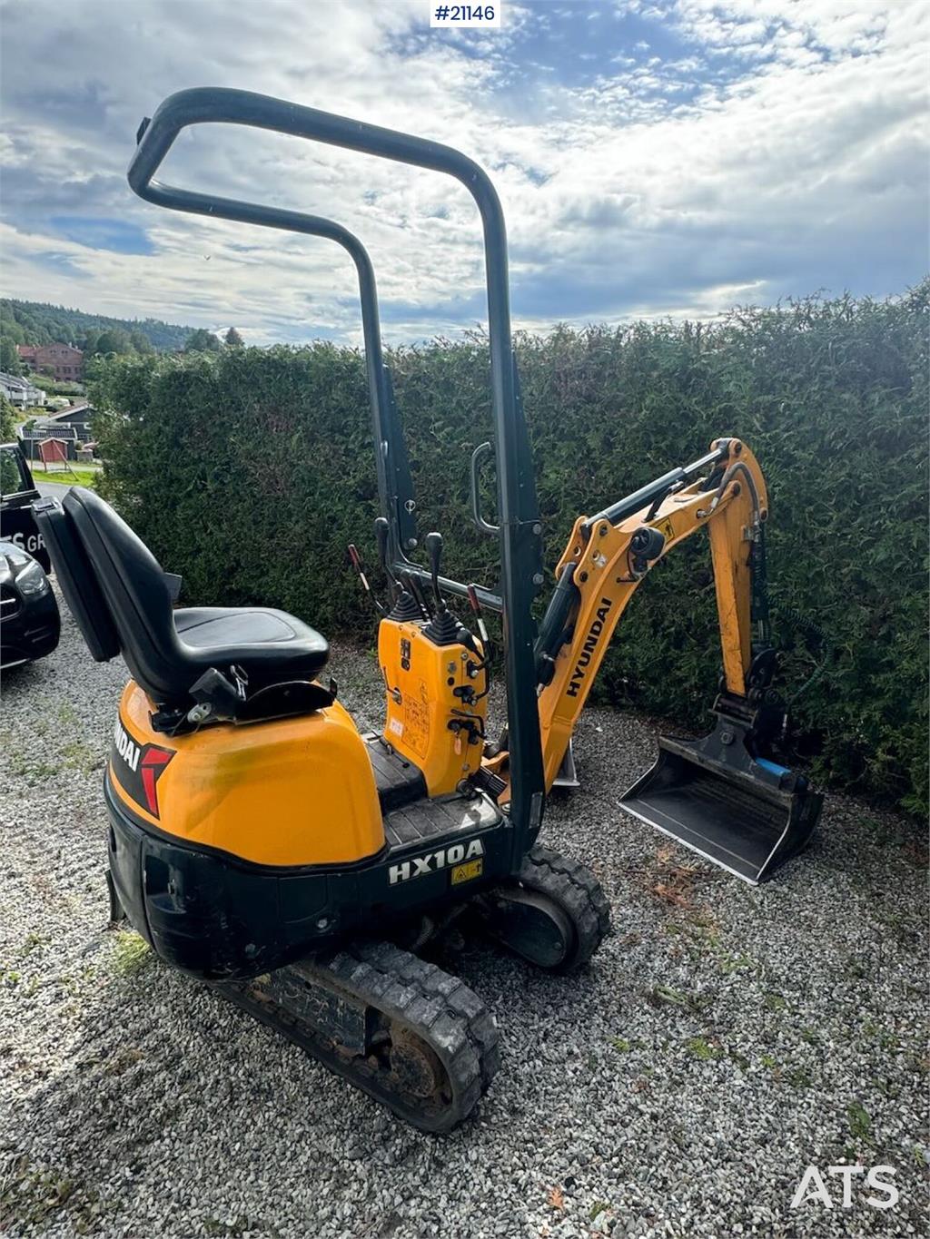 Hyundai HX10A mini excavator w/ 3 drawers. 266 hours.