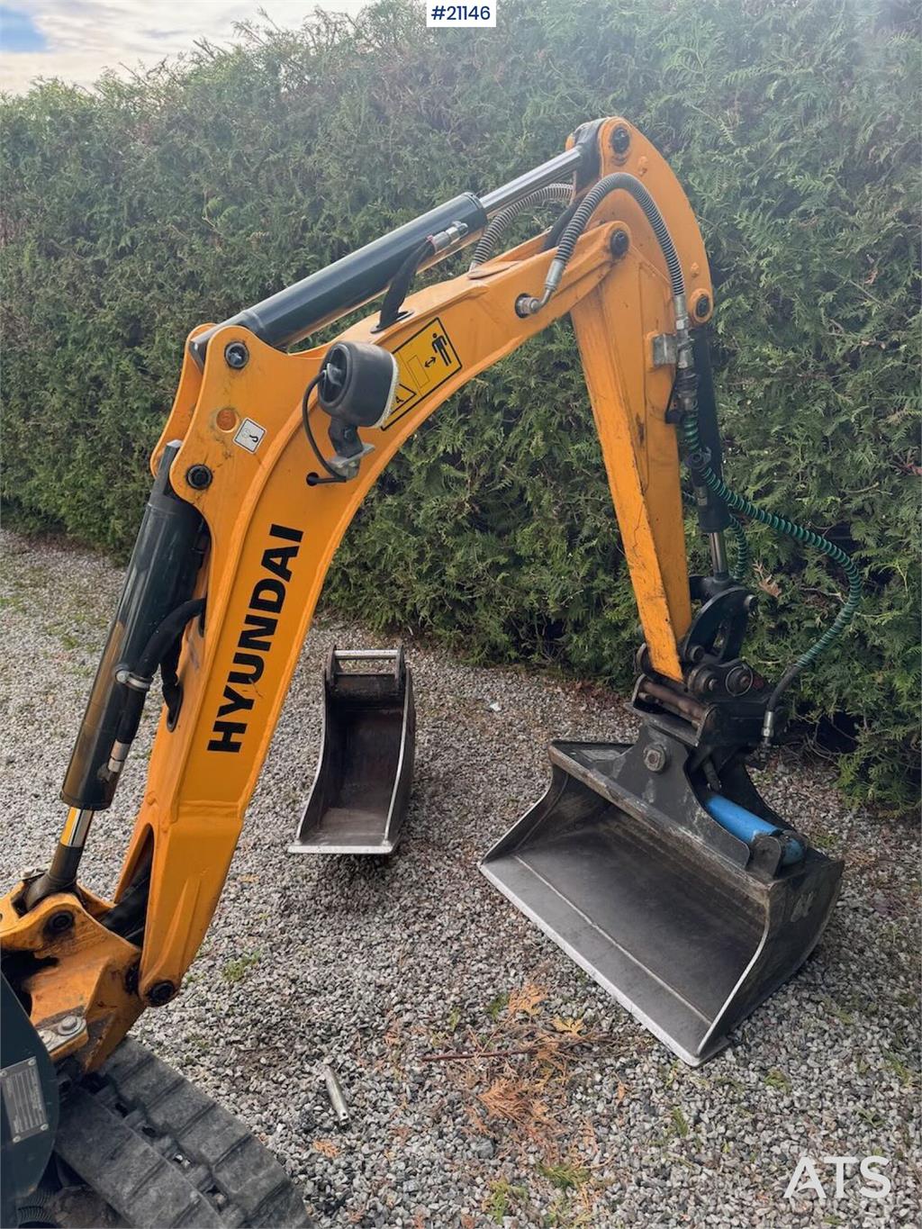 Hyundai HX10A mini excavator w/ 3 drawers. 266 hours.
