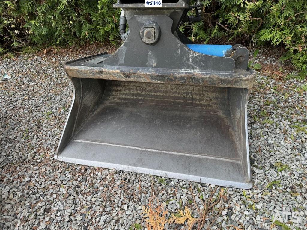 Hyundai HX10A mini excavator w/ 3 drawers. 266 hours.
