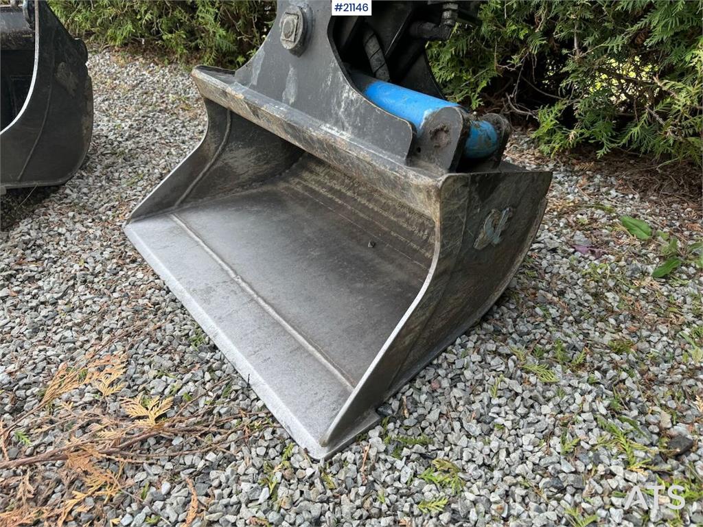 Hyundai HX10A mini excavator w/ 3 drawers. 266 hours.