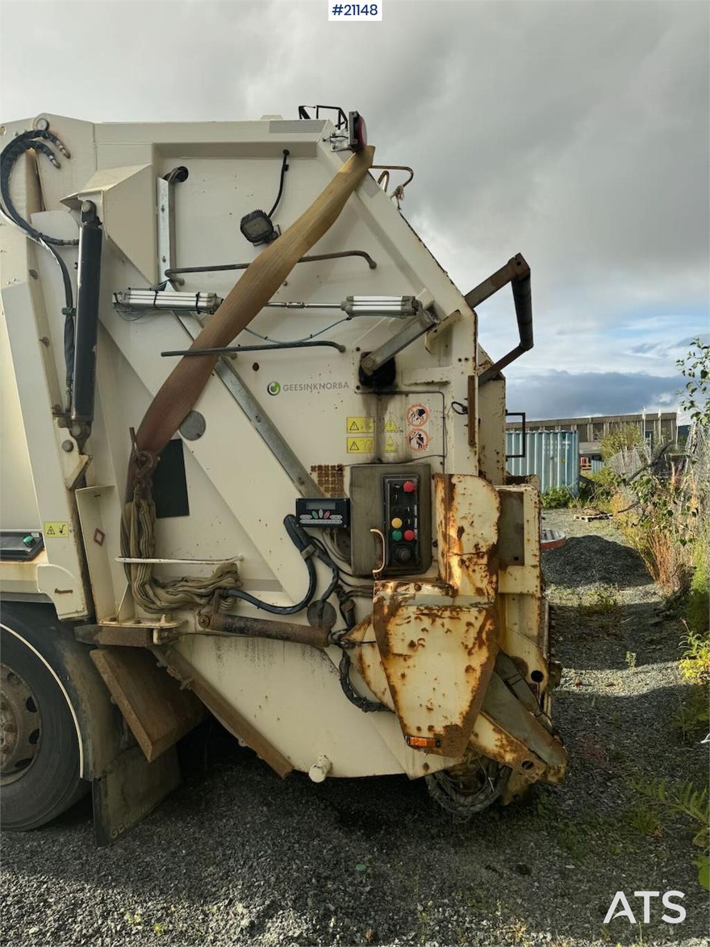 Scania P410 6x2 compactor truck w/ two chambers. Weight a
