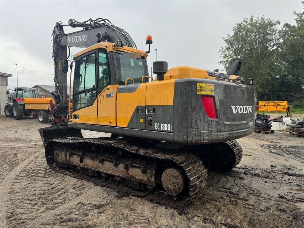 Volvo EC180DL Tracked excavator w/ tilt and 2 buckets.