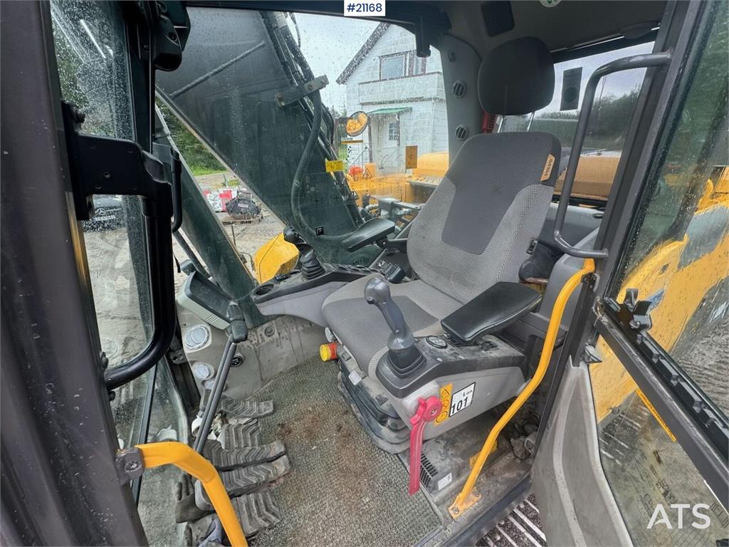Volvo EC180DL Tracked excavator w/ tilt and 2 buckets.