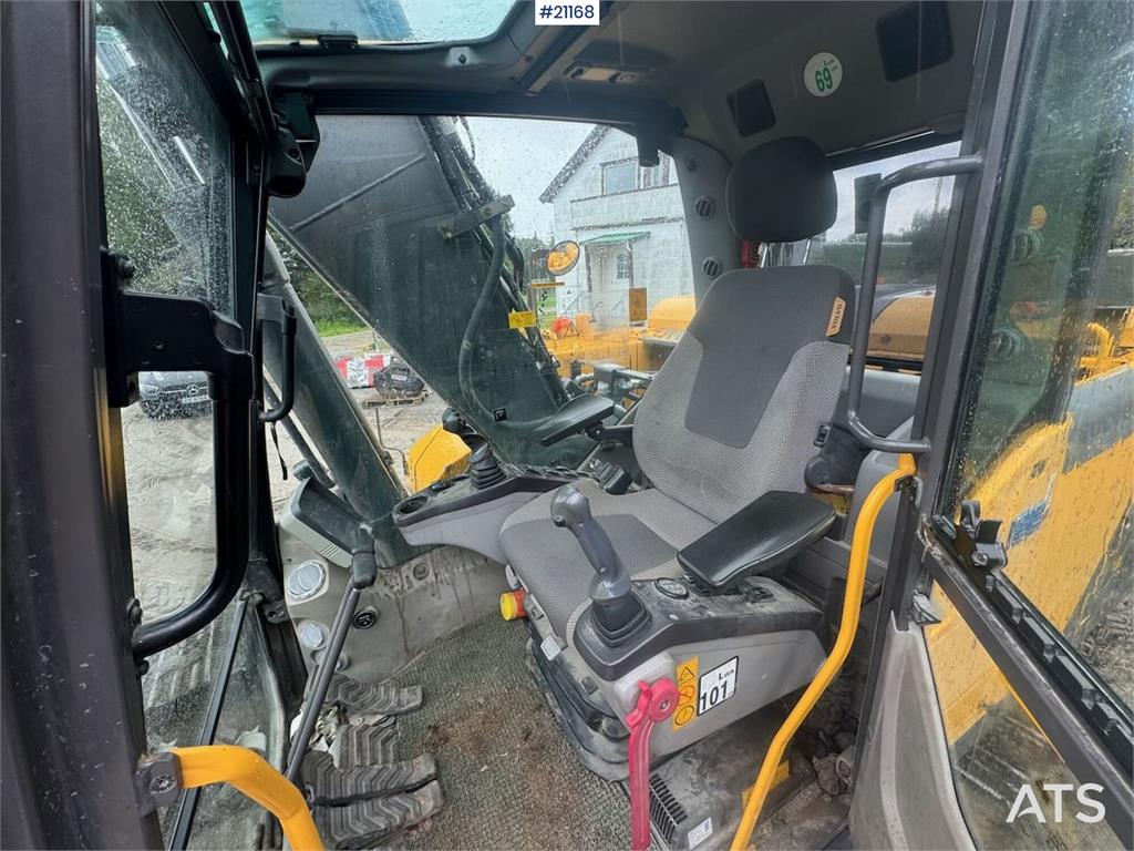 Volvo EC180DL Tracked excavator w/ tilt and 2 buckets.