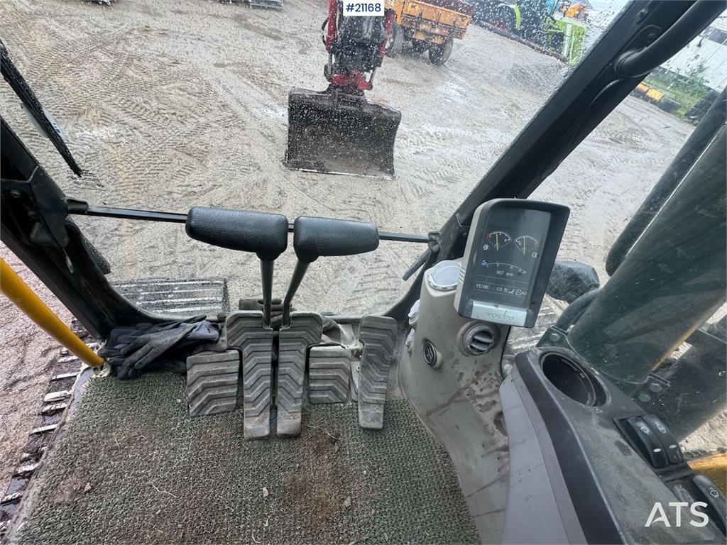 Volvo EC180DL Tracked excavator w/ tilt and 2 buckets.