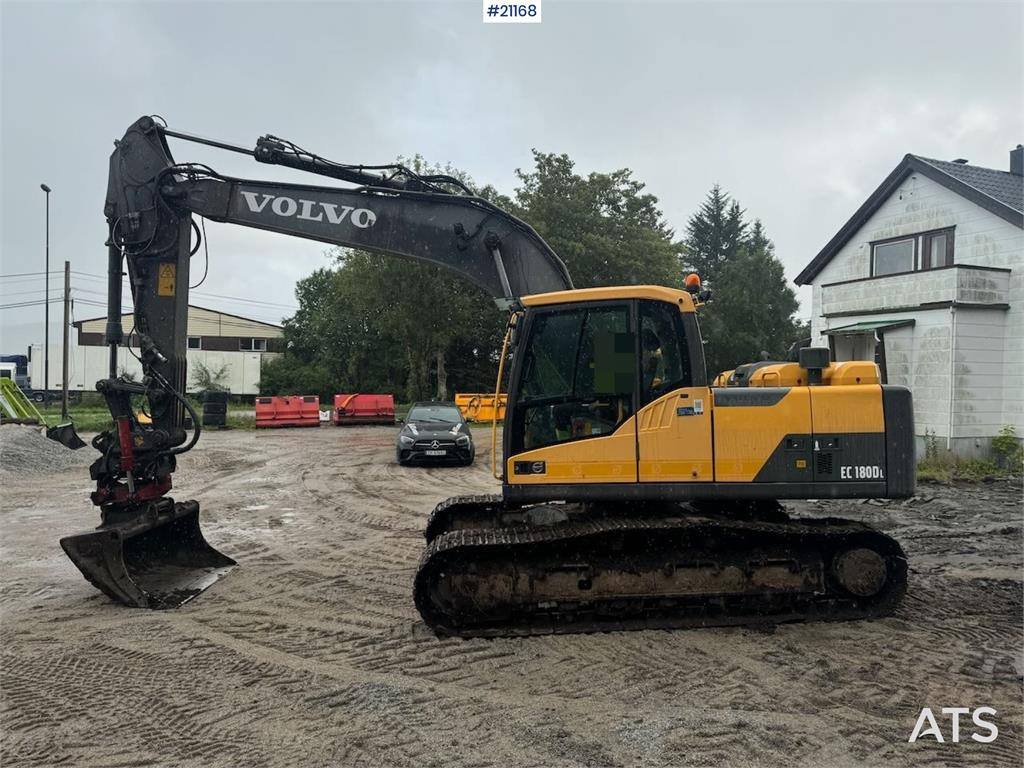 Volvo EC180DL Tracked excavator w/ tilt and 2 buckets.
