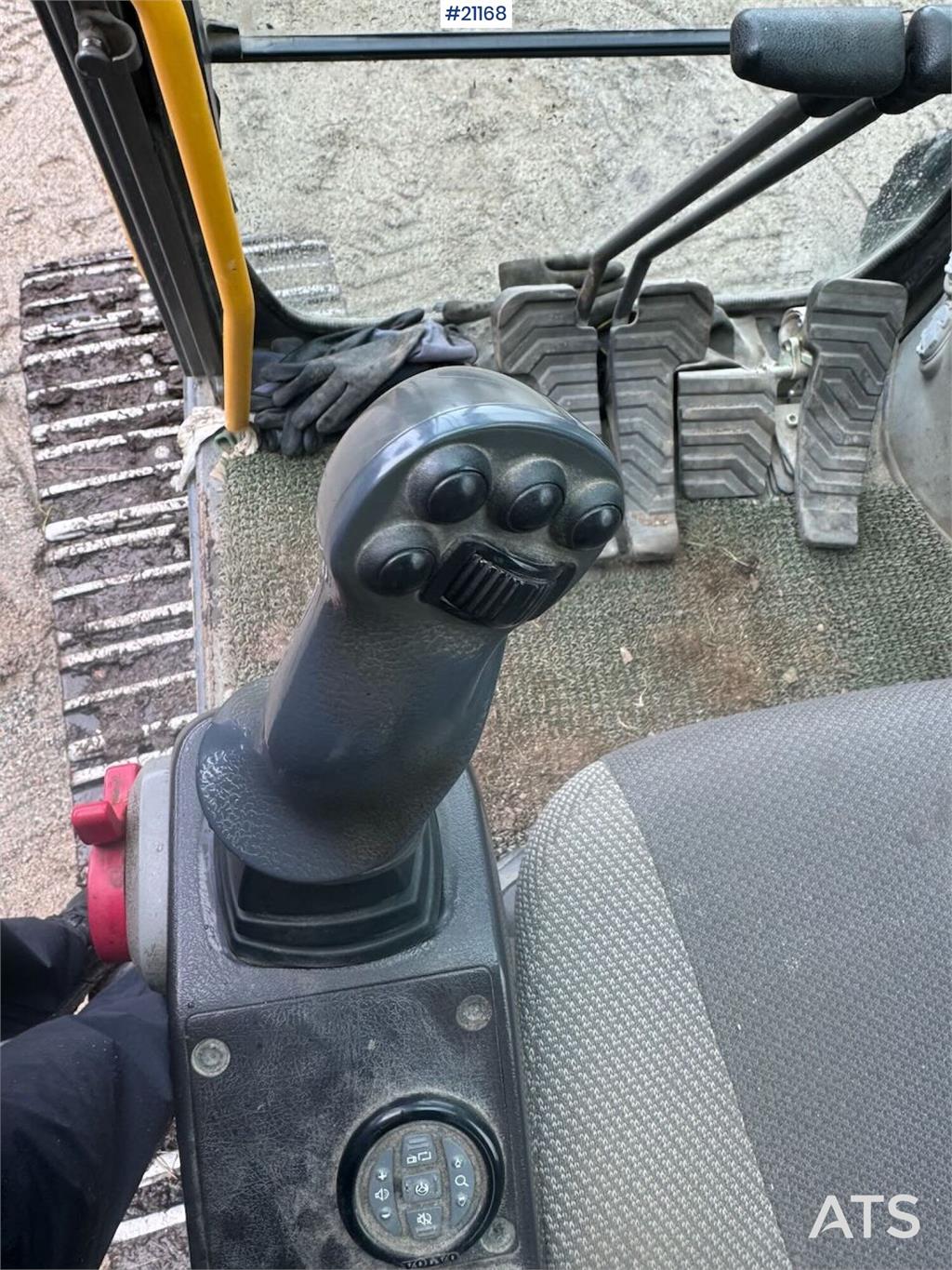 Volvo EC180DL Tracked excavator w/ tilt and 2 buckets.