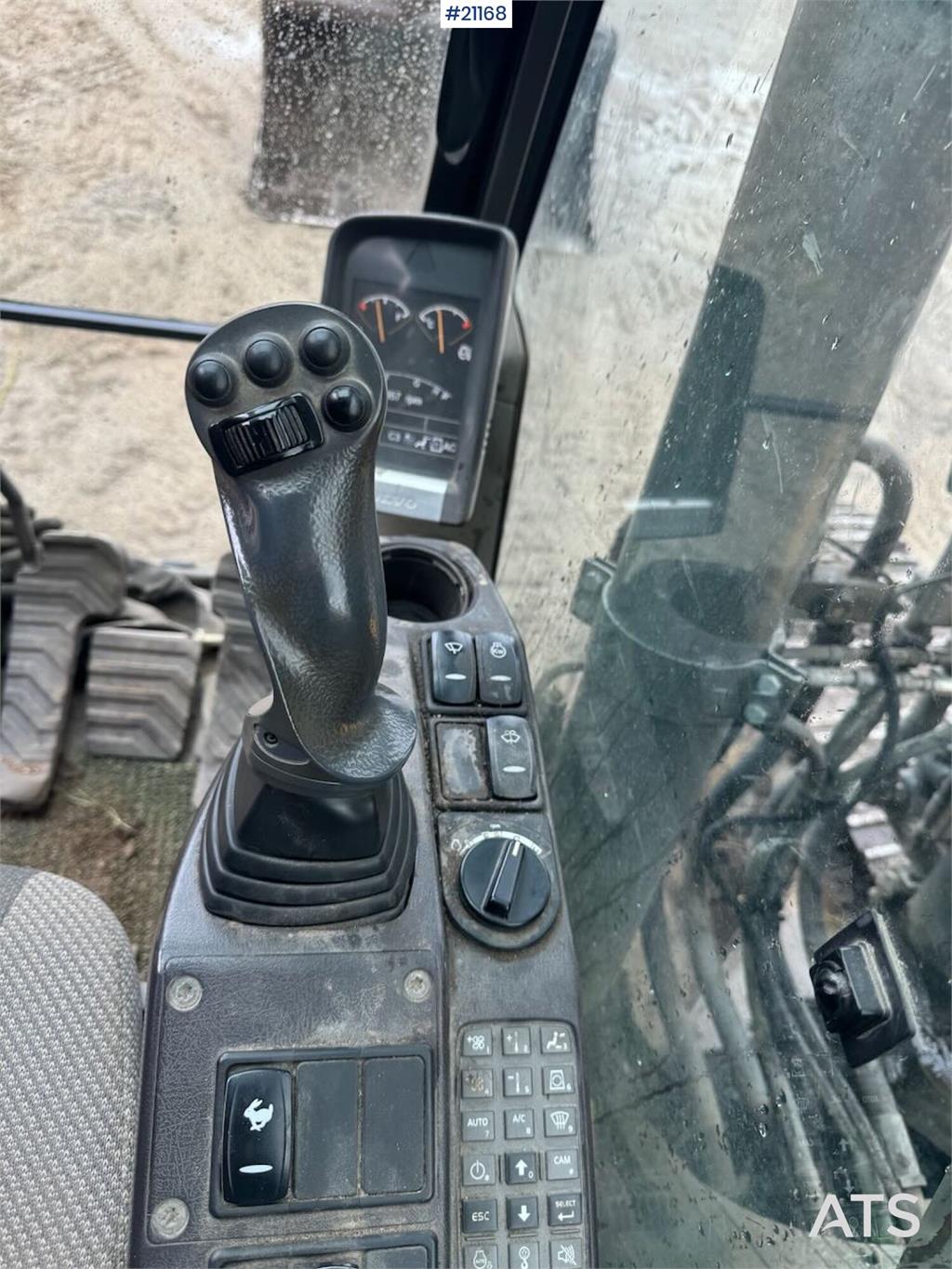 Volvo EC180DL Tracked excavator w/ tilt and 2 buckets.