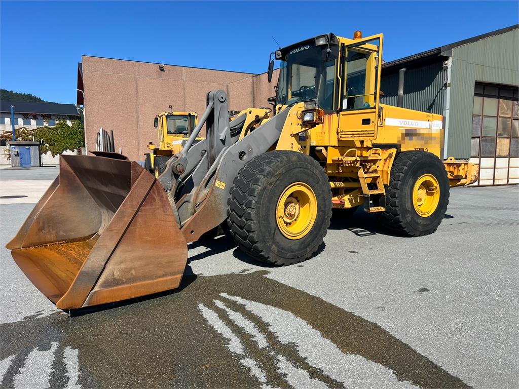 Volvo L120C wheel loader w/ bucket, scale and printer