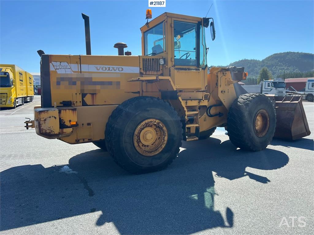 Volvo L120C wheel loader w/ bucket, scale and printer